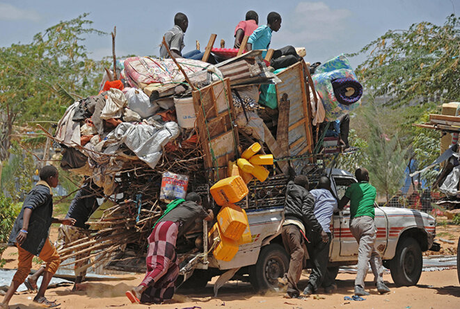 Réfugiés somaliens dont les abris de fortune faisaient partie des dizaines de maisons et échoppes détruites par des soldats © Mohamed Abdiwahab / AFP Réfugiés somaliens dont les abris de fortune faisaient partie des dizaines de maisons et échoppes détruites par des soldats © Mohamed Abdiwahab / AFP
